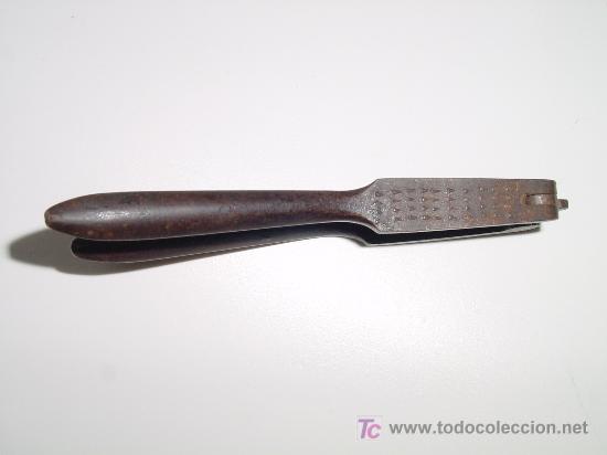 Antig&uuml;edades: ANTIGUO CASCANUECES DE HIERRO - Foto 1