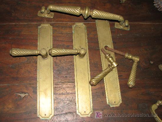 Antig&uuml;edades: Lote manetas y tirador de bronce. - Foto 1