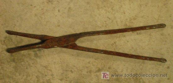 Antig&uuml;edades: Tenazas de forja, 37 cms - Foto 1