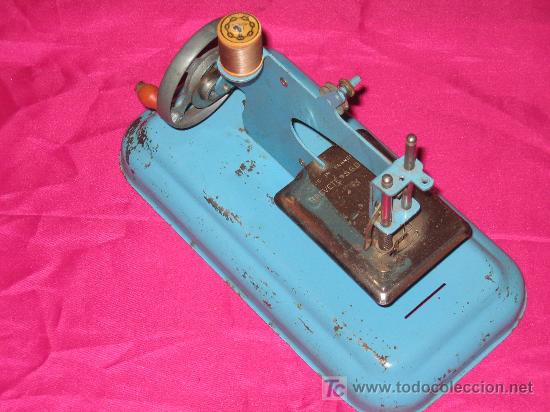 Antig&uuml;edades: M&Aacute;QUINA DE COSER DE JUGUETE - Foto 2