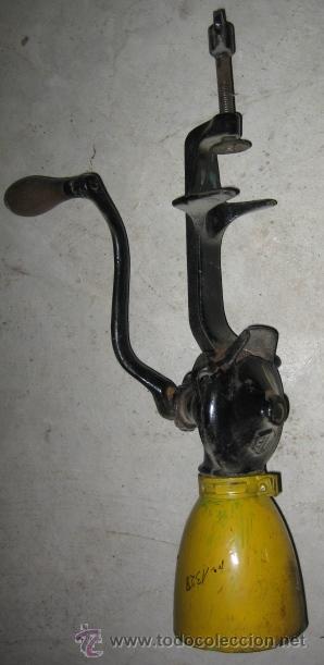Antig&uuml;edades: Molinillo de pimienta de 30 cms aprox - Foto 1