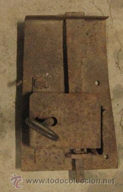 Antig&uuml;edades: Cerradura de 24 cms, con llave - Foto 1