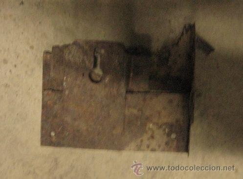 Antig&uuml;edades: Resto de cerradura de 115 cms, sin llave - Foto 1