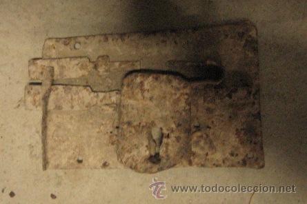 Antig&uuml;edades: Resto de cerradura de 16 cms, sin llave - Foto 1