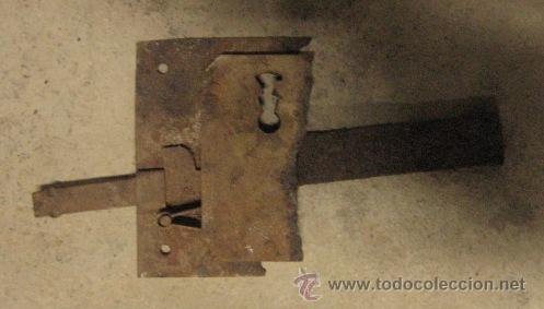 Antig&uuml;edades: Resto de cerradura de 25 cms, sin llave - Foto 1