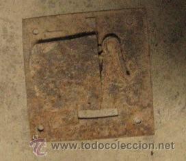 Antig&uuml;edades: Resto de cerradura de 10 cms, sin llave - Foto 1