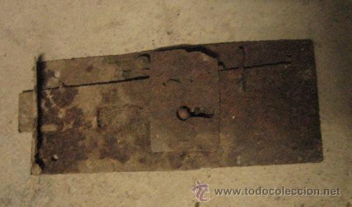 Antig&uuml;edades: Resto de cerradura de 17 cms, sin llave - Foto 1