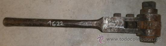 Antig&uuml;edades: Llave antigua de 51 cms aprox - Foto 1