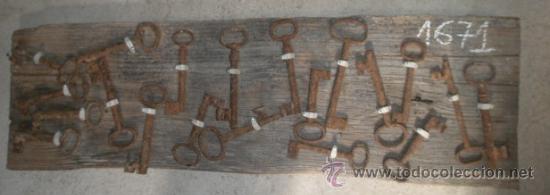 Antig&uuml;edades: Madera con 20 llaves antiguas - Foto 1