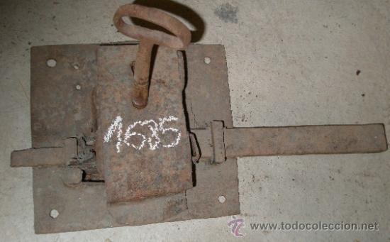 Antig&uuml;edades: Cerradura de 18x19 cms, con llave atascada - Foto 1