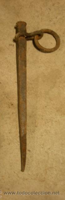 Antig&uuml;edades: Clavo de 36 cms - Foto 1