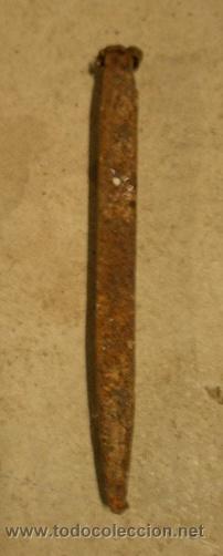 Antig&uuml;edades: Clavo de 24 cms - Foto 1