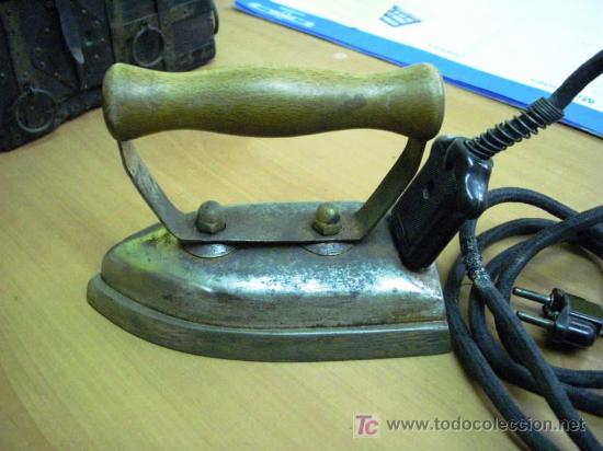 Antig&uuml;edades: PLANCHA ELECTRICA GILMA - MANGO DE MADERA - Foto 1