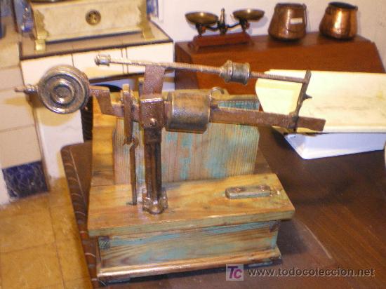 Antig&uuml;edades: BASCULA DE GRANERO A&Ntilde;OS 1955 - Foto 1