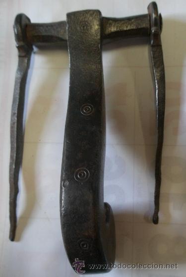 Antig&uuml;edades: Llamador de forja de 17 cms de alto - Foto 1