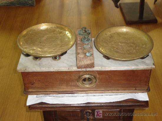 Antig&uuml;edades: b&aacute;scula con 2 balanza - Foto 1