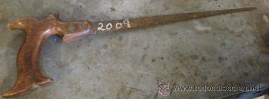 Antig&uuml;edades: Serrucho antiguo de 38 cms - Foto 1