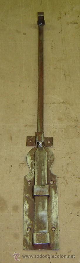 Antig&uuml;edades: PESTILLO GRANDE DE PUERTA medida 7*52 cms. - Foto 1
