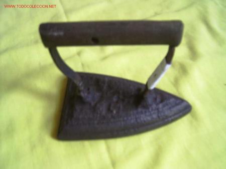 Antig&uuml;edades: PLANCHA DE HIERRO CON MANGO MADERA - Foto 1