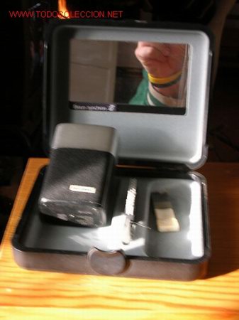 Antig&uuml;edades: ESTUCHE   Con MAQUINA  a Pilas PHILISHAVE.Funciona. - Foto 1