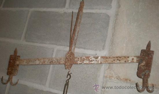 Antig&uuml;edades: Cruz de balanza, mide 72 cms - Foto 1
