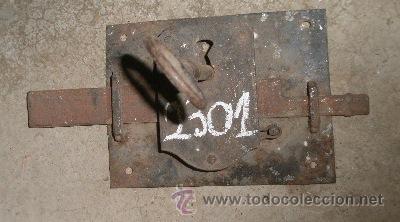 Antig&uuml;edades: Cerraduracon llave, a restaurar, mide 12x 9 cms el caj&oacute;n - Foto 1