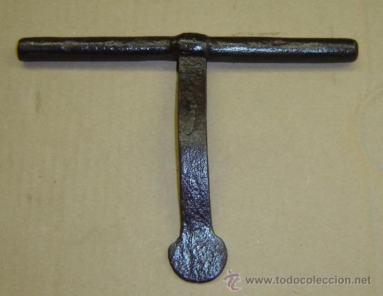 Antig&uuml;edades: CERROJO ANTIGUO DE FORJA medida 15*21 cms. - Foto 1