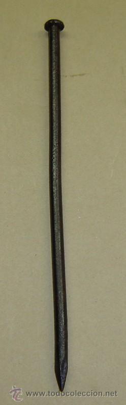 Antig&uuml;edades: CLAVO ANTIGUO DE FORJA REDONDO largo 32 cms. - Foto 1