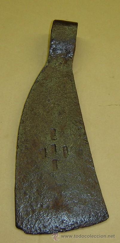 Antig&uuml;edades: HACHA ANTIGUA DE FORJA medida 33 cms. - Foto 1