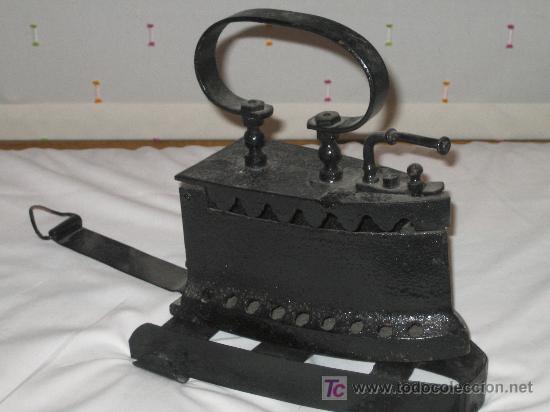 Antig&uuml;edades: ANTIGUA PLANCHA DE CARBON CON SU BASE - Foto 1