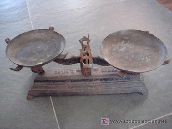 Antig&uuml;edades: BASCULA DE FUNDICION CON PLATILLOS - Foto 1