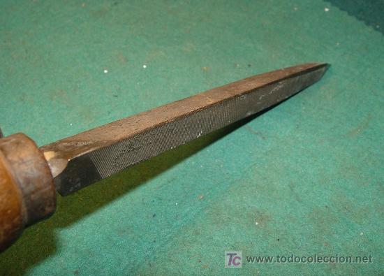 Antig&uuml;edades: ANTIGUA LIMA DE CARPINTERO SECCION TRIANGULAR MANGO TORNEADO - - Foto 3