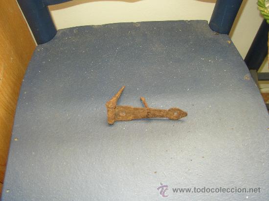 Antig&uuml;edades: bisagra para puerta muy antigua - Foto 1