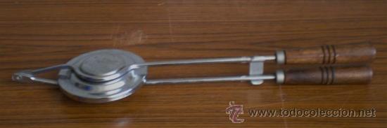 Antig&uuml;edades: SAMWICHERA de metal asas madera - Foto 1
