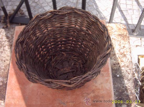 Antig&uuml;edades: antiguo cestillo de mimbre para usos agr&iacute;colas - Foto 1