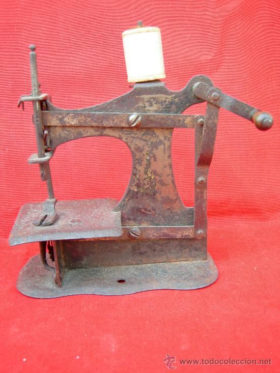 Antig&uuml;edades: PEQUE&Ntilde;A MAQUINA DE COSER - Foto 1