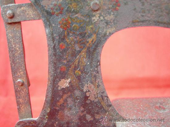 Antig&uuml;edades: PEQUE&Ntilde;A MAQUINA DE COSER - Foto 3