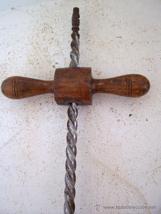 Antig&uuml;edades: taladro manual de 47cm de largo aprox (mango de madera y laton) - Foto 3