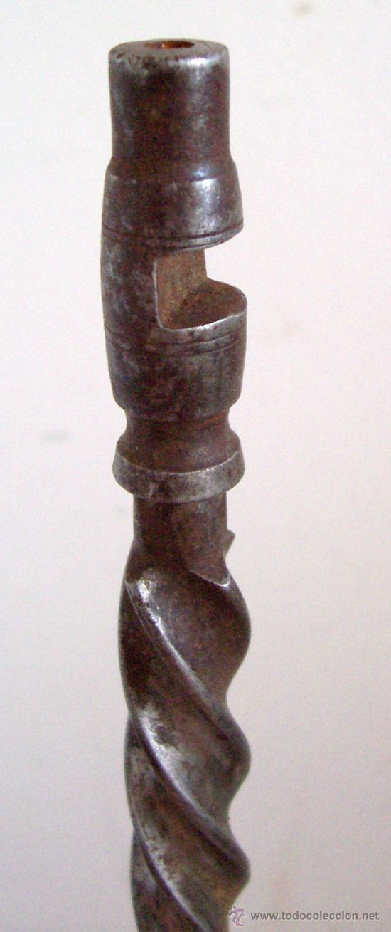 Antig&uuml;edades: taladro manual de 47cm de largo aprox (mango de madera y laton) - Foto 4