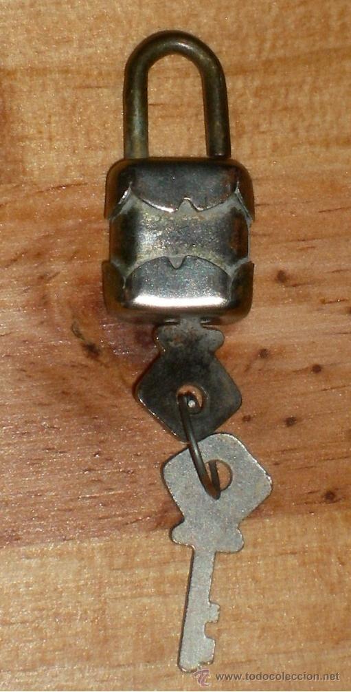 Antig&uuml;edades: candado antiguo con llaves - Foto 1