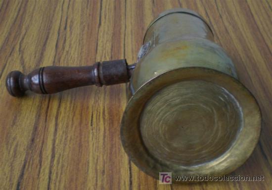 Antig&uuml;edades: CHOCOLATERA . De lat&oacute;n y asa de madera - Foto 3