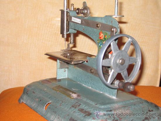 Antig&uuml;edades: MAQUINA DE COSER MINIATURA - Foto 2