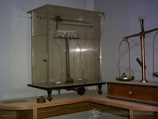 Antig&uuml;edades: BASCULA DE PRECISION EN URNA DE METACRILATO - Foto 1