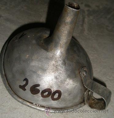 Antig&uuml;edades: Embudo de aluminio de 9 cms de alto - Foto 1