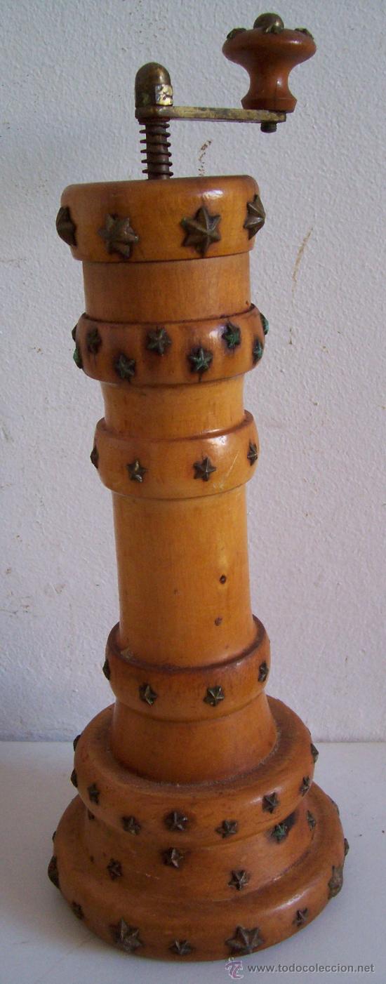 Antig&uuml;edades: molinillo de pimienta de madera y laton (27cm de alto aprox) - Foto 1