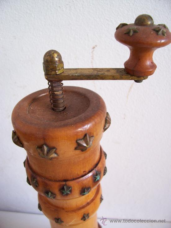 Antig&uuml;edades: molinillo de pimienta de madera y laton (27cm de alto aprox) - Foto 2