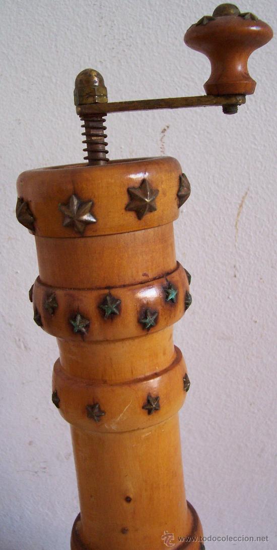 Antig&uuml;edades: molinillo de pimienta de madera y laton (27cm de alto aprox) - Foto 4