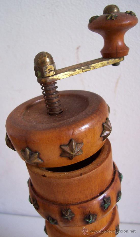 Antig&uuml;edades: molinillo de pimienta de madera y laton (27cm de alto aprox) - Foto 5