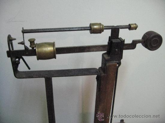 Antig&uuml;edades: Bascula de madera. Pesa hasta 125 k. Marca MOR - LERIDA. funcionando - Foto 2