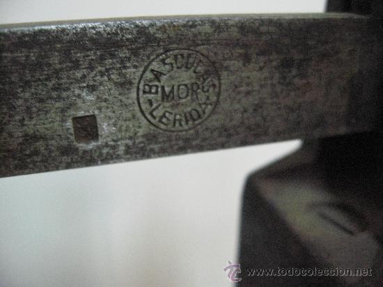 Antig&uuml;edades: Bascula de madera. Pesa hasta 125 k. Marca MOR - LERIDA. funcionando - Foto 3